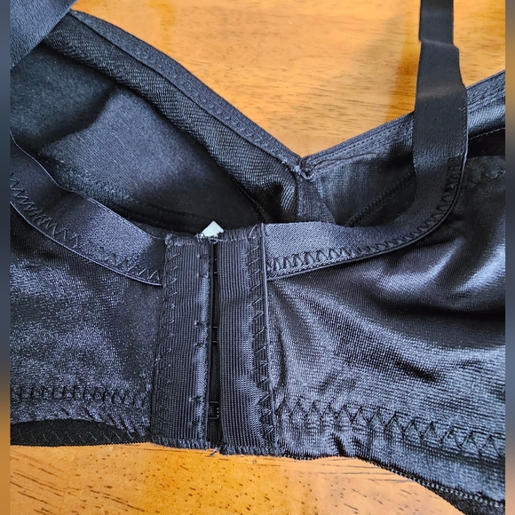 Black Silky Wireless, Unlined Womens Bra - Size 40D - Picture 5 of 6